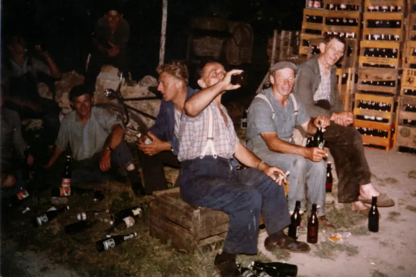 feierabendbier-mit-nachbarn-vierter-von-rechts-hubert-schoch